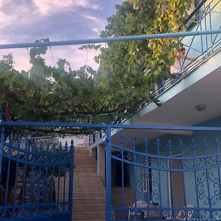 Dina House Guest house *